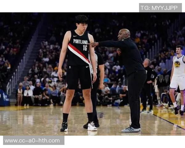 杨瀚森在对阵德鲁蒂米时表现出色应向小萨和申京的风格看齐